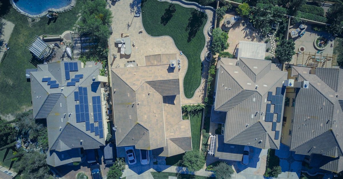 Reducing Sydney's Impact: Solar Batteries and Environmental Sustainability